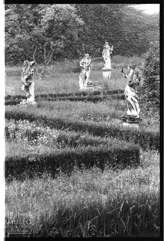Giardino con statue in Veneto