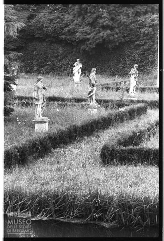 Giardino con statue in Veneto