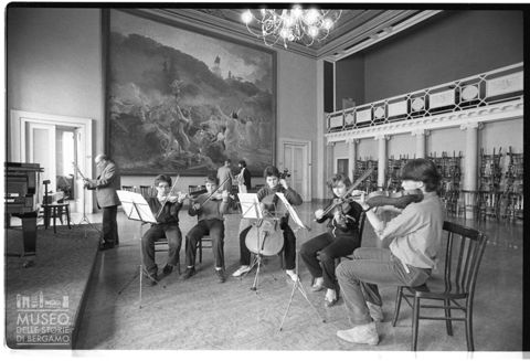 Lezione di musica presso l'Istituto musicale 