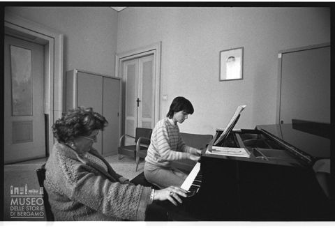 Lezione di pianoforte presso l'Istituto musicale 