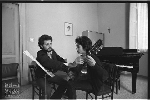 Lezione di chitarra presso l'Istituto musicale 