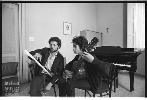 Lezione di chitarra presso l'Istituto musicale 