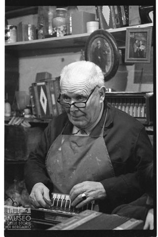 Ritratto di un restauratore di fisarmoniche a Castelfidardo