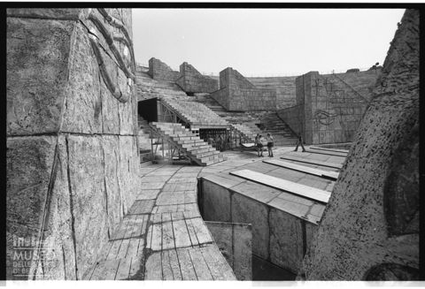 L'allestimento della scenografia dell'Aida per la stagione 1977 all'Arena di Verona
