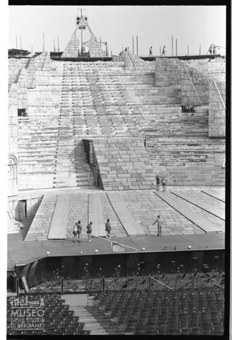 L'allestimento della scenografia dell'Aida per la stagione 1977 all'Arena di Verona
