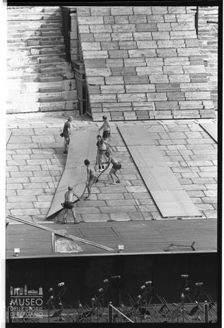 L'allestimento della scenografia dell'Aida per la stagione 1977 all'Arena di Verona
