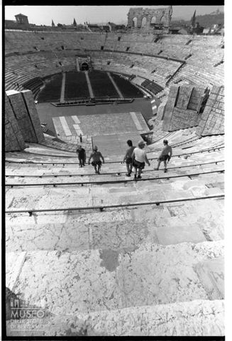L'allestimento della scenografia dell'Aida per la stagione 1977 all'Arena di Verona