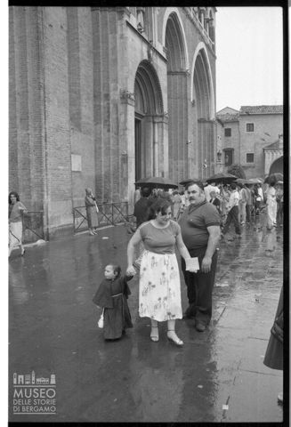 Fedeli davanti alla Basilica di Sant'Antonio a Padova