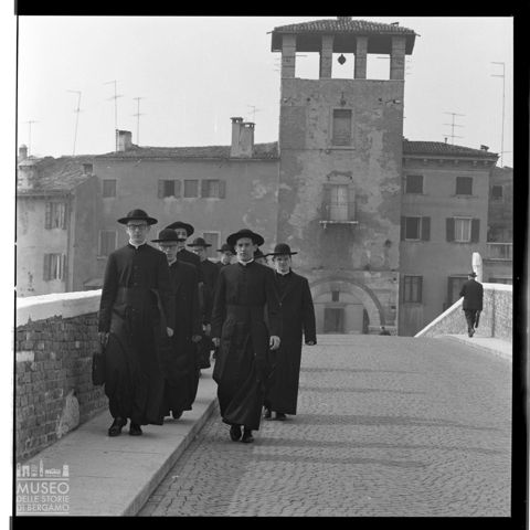Sacerdoti sul Ponte Pietra a Verona