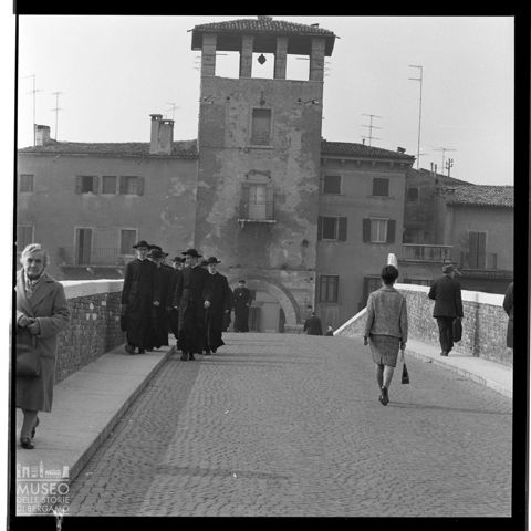 Passanti sul Ponte Pietra a Verona