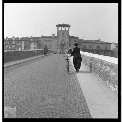 Passanti sul Ponte Pietra a Verona