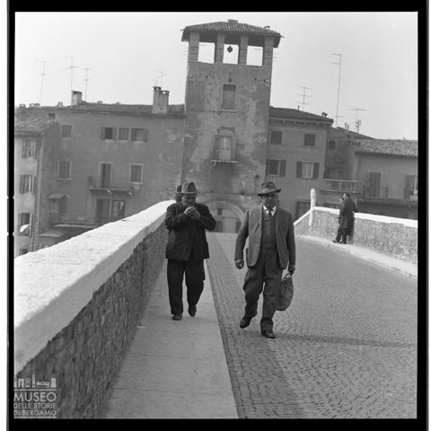 Passanti sul Ponte Pietra a Verona