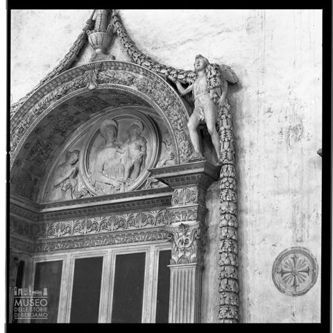 Particolare del monumento funebre a Carlo Marsuppini nella basilica di Santa Croce a Firenze