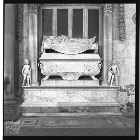Particolare del monumento funebre a Carlo Marsuppini nella basilica di Santa Croce a Firenze