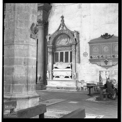 Il monumento funebre a Carlo Marsuppini nella basilica di Santa Croce a Firenze