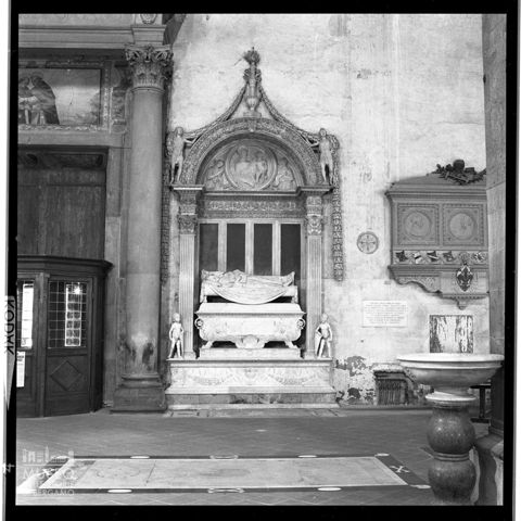 Il monumento funebre a Carlo Marsuppini nella basilica di Santa Croce a Firenze