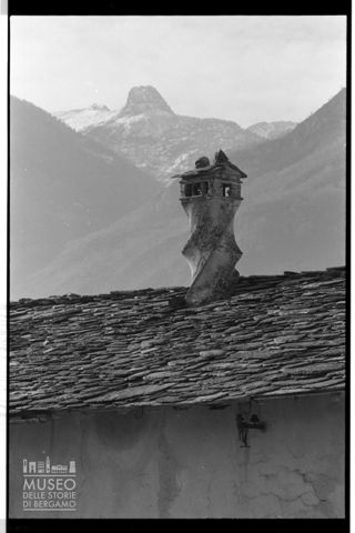 Il comignolo di una baita a Chiavenna