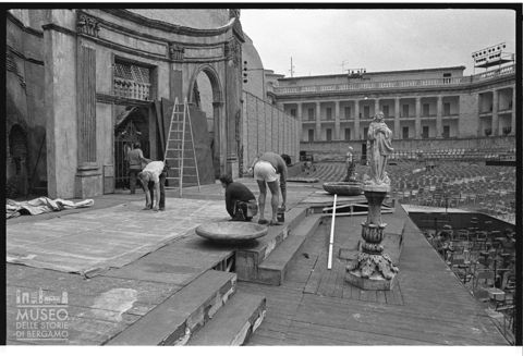 Allestimento della scenografia della 