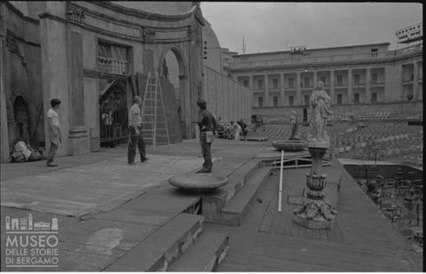 Allestimento della scenografia della 