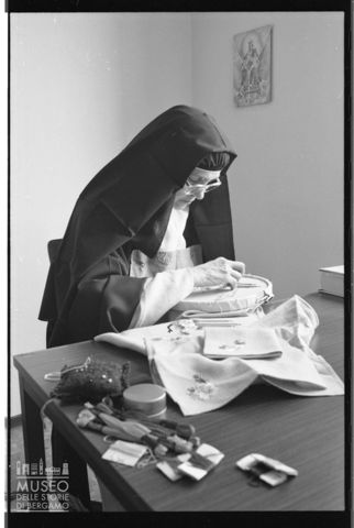 Una monaca al lavoro nel monastero di San Giuseppe ai Monti a Locarno