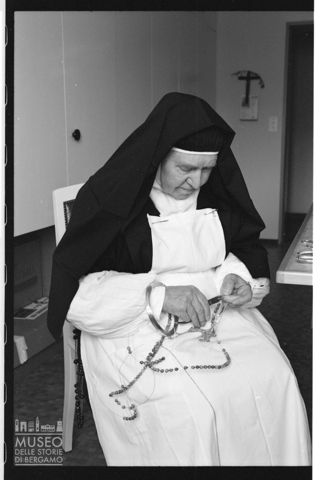 Una monaca al lavoro nel monastero di San Giuseppe ai Monti a Locarno