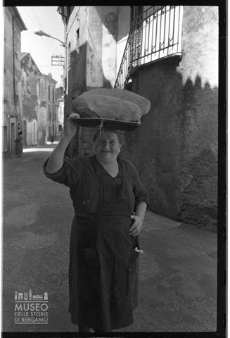 Ritratto di signora con pane a Ferentino