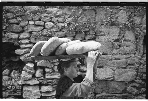 Una donna che trasporta il pane a Ferentino