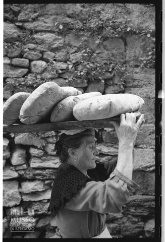 Una donna che trasporta il pane a Ferentino