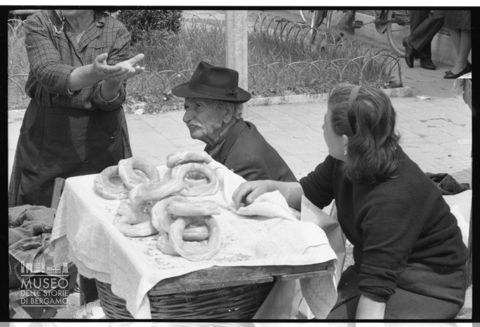 Scena di vita quotidiana in una cittadina laziale