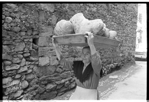 Una donna che trasporta il pane a Ferentino
