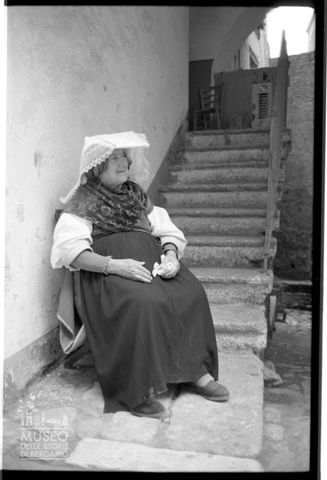 Ritratto di donna in una cittadina laziale