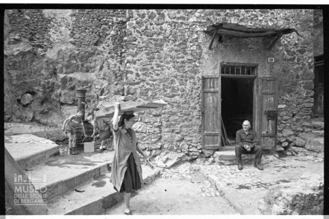 Scena di vita quotidiana in una cittadina laziale