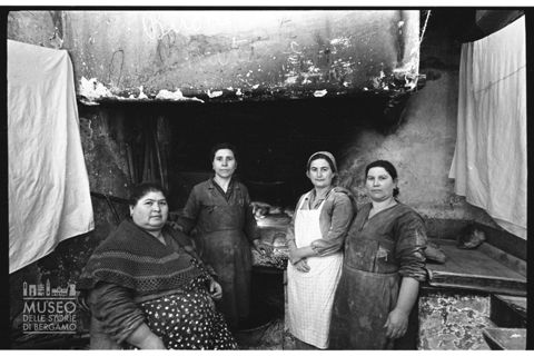 Donne davanti a un forno a Sezze
