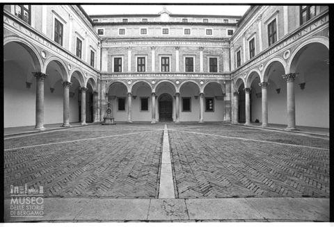 Il cortile d'onore del Palazzo Ducale di Urbino