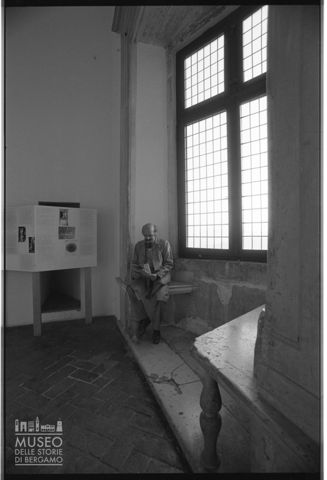 Un custode in una sala del Palazzo Ducale di Urbino