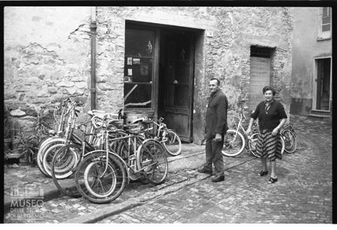 Officina di riparazione cicli a Urbania