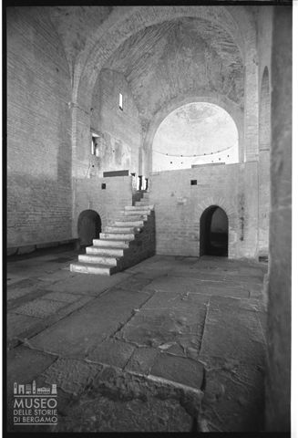 Interno dell'abbazia di San Vincenzo al Furlo