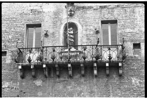 Dettaglio del balcone del Palazzo Pubblico di Cagli