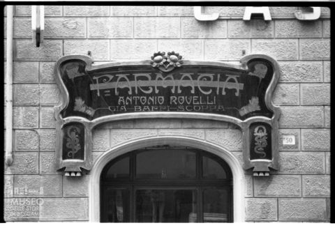 L'insegna della farmacia in corso Giacomo Matteotti a Pergola
