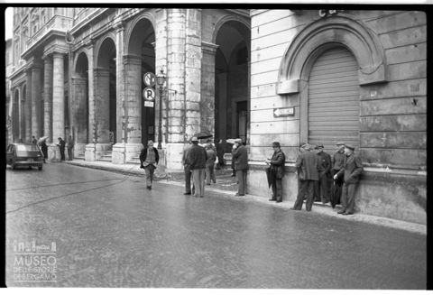 Scorcio di vita quotidiana nei pressi del Palazzo Comunale di Pergola