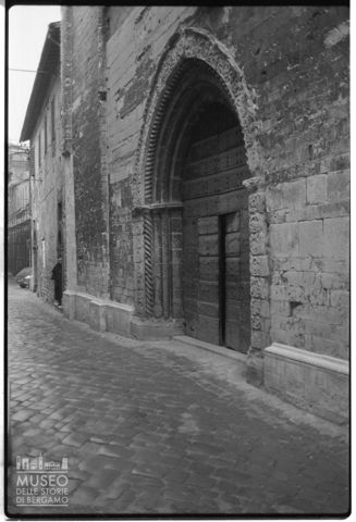 Scorcio del portale della chiesa di San Francesco a Pergola