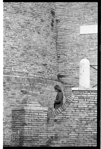 Ragazza nei pressi del Palazzo Ducale di Urbino