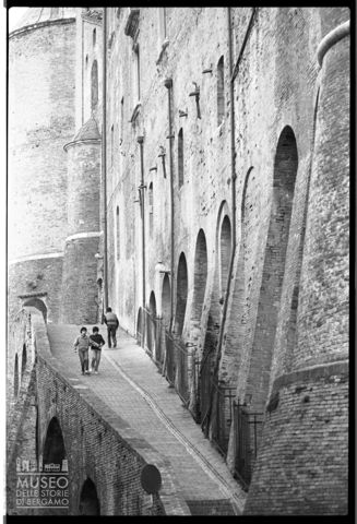 Passanti nei pressi del Palazzo Ducale di Urbino
