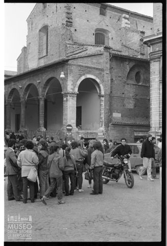 Folla nei pressi della chiesa di San Francesco a Urbino