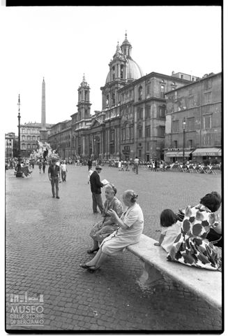 Scena di vita quotidiana in piazza Navona a Roma
