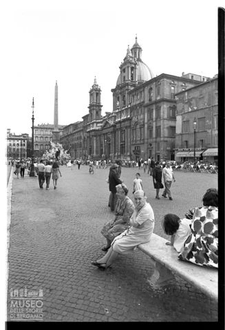Scena di vita quotidiana in piazza Navona a Roma
