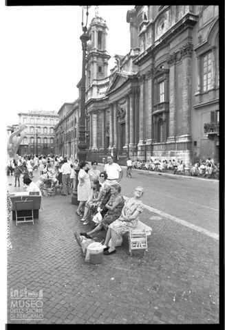 Scena di vita quotidiana in piazza Navona a Roma