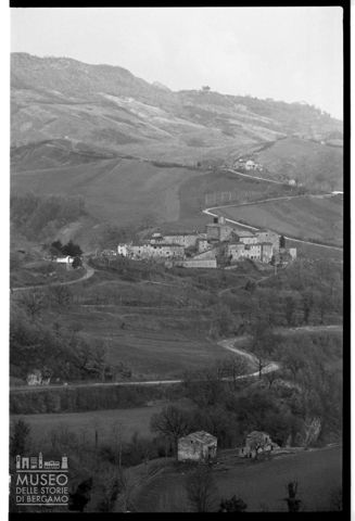 Veduta panoramica dell'abbazia di Santa Maria del Mutino nei pressi di Piandimeleto