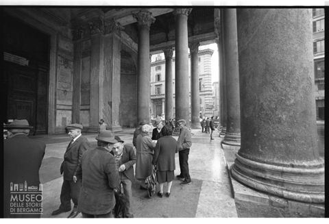Visitatori nel pronao del Pantheon a Roma
