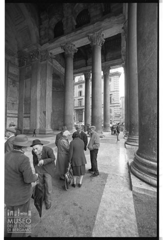 Visitatori nel pronao del Pantheon a Roma